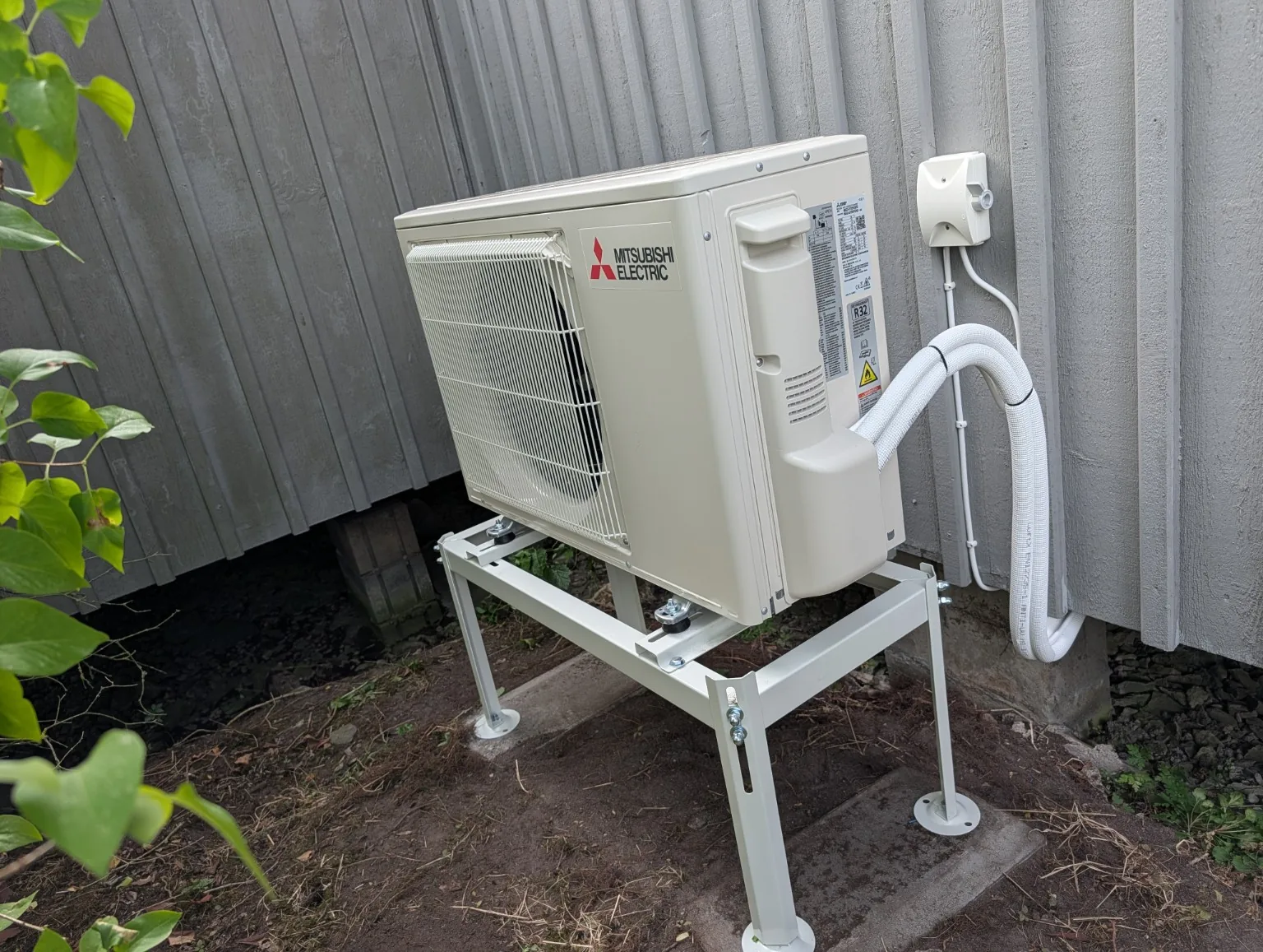 Färdig Mitsubishi Electric utedel installerad av ELiQON i Borgholm på Öland