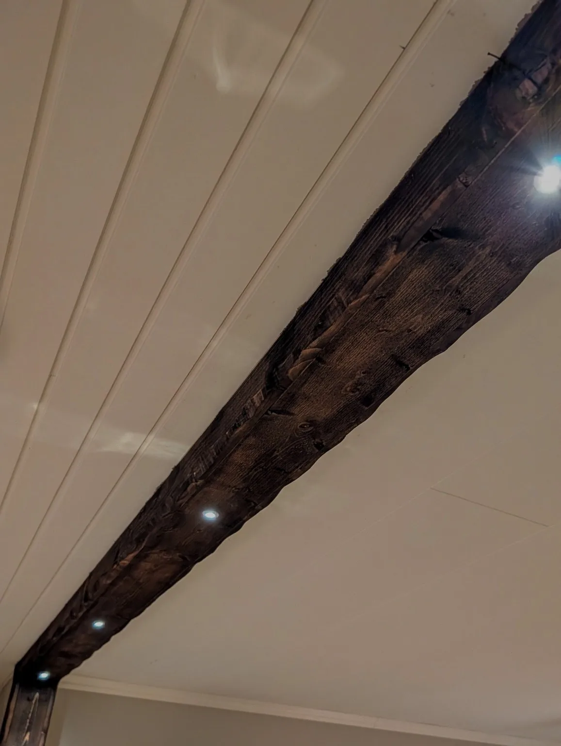 Infällda spotlights i träbalk installerade av ELiQON