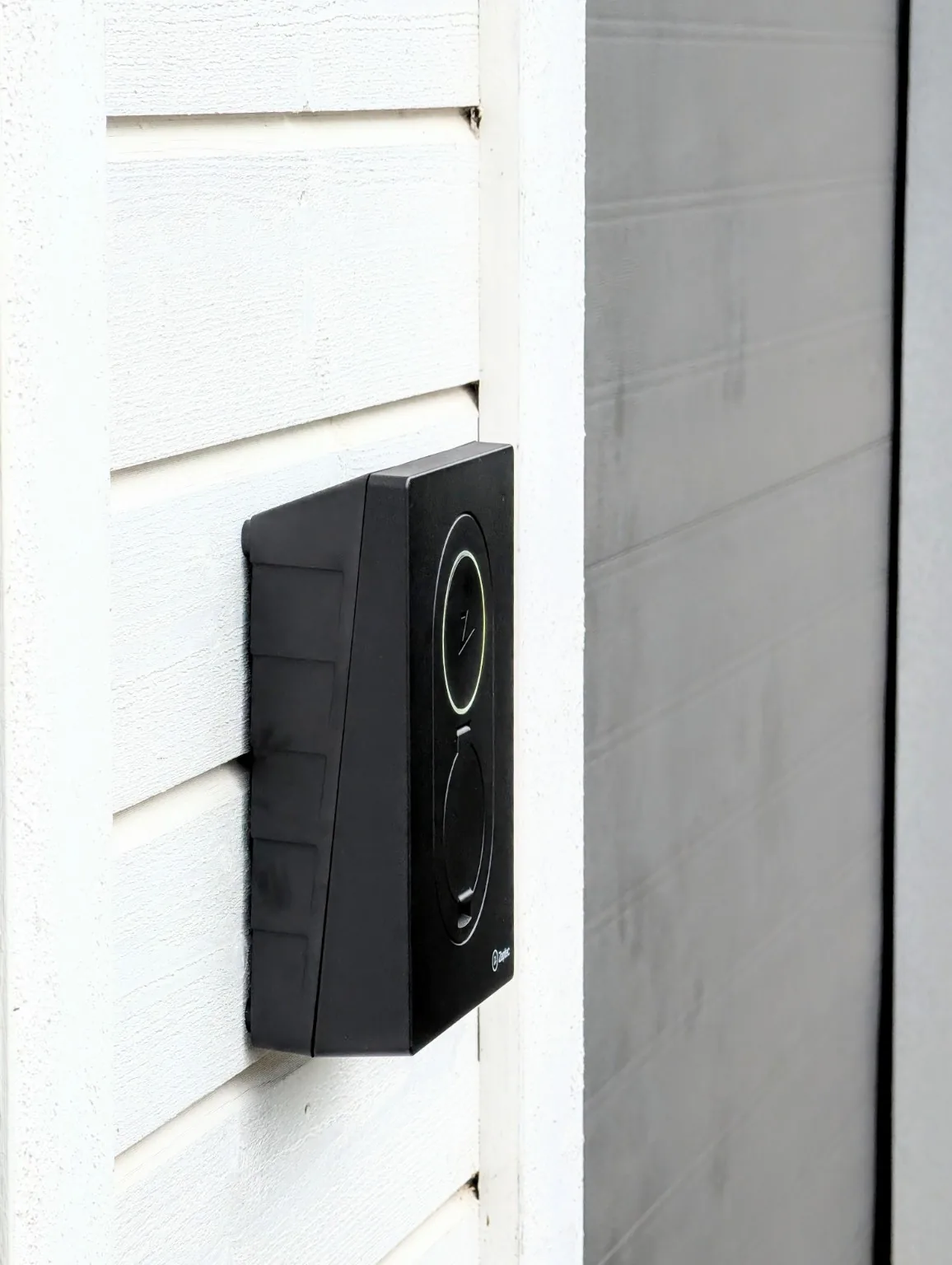 Zaptec Go laddbox installerad på garage av ELiQON
