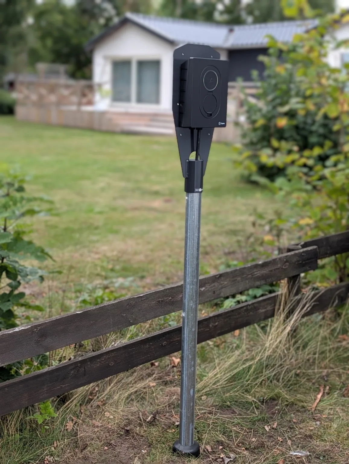 Zaptec laddbox installerad på fristående stolpe i Köpingsvik på Öland
